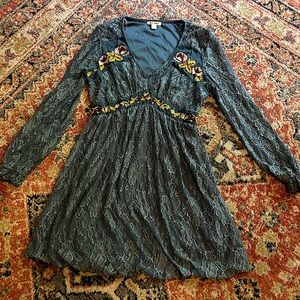 Francesca’s Dusty Blue Lace Mini Dress w. Floral Embroidery / Size Small